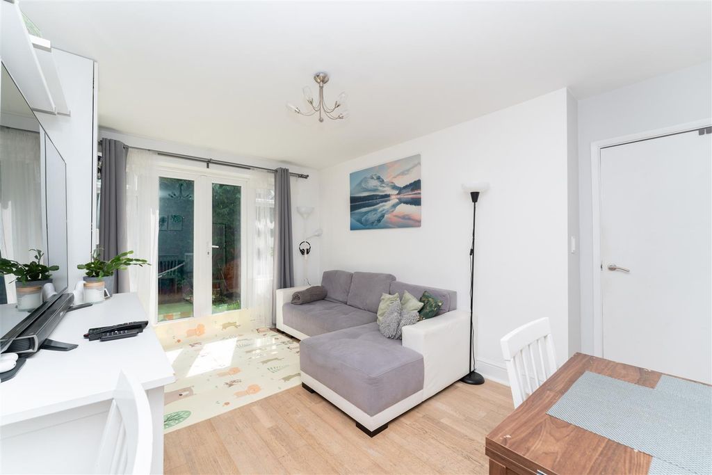 Property photo 3 of 11 106 Rosebank Recp A.Jpg