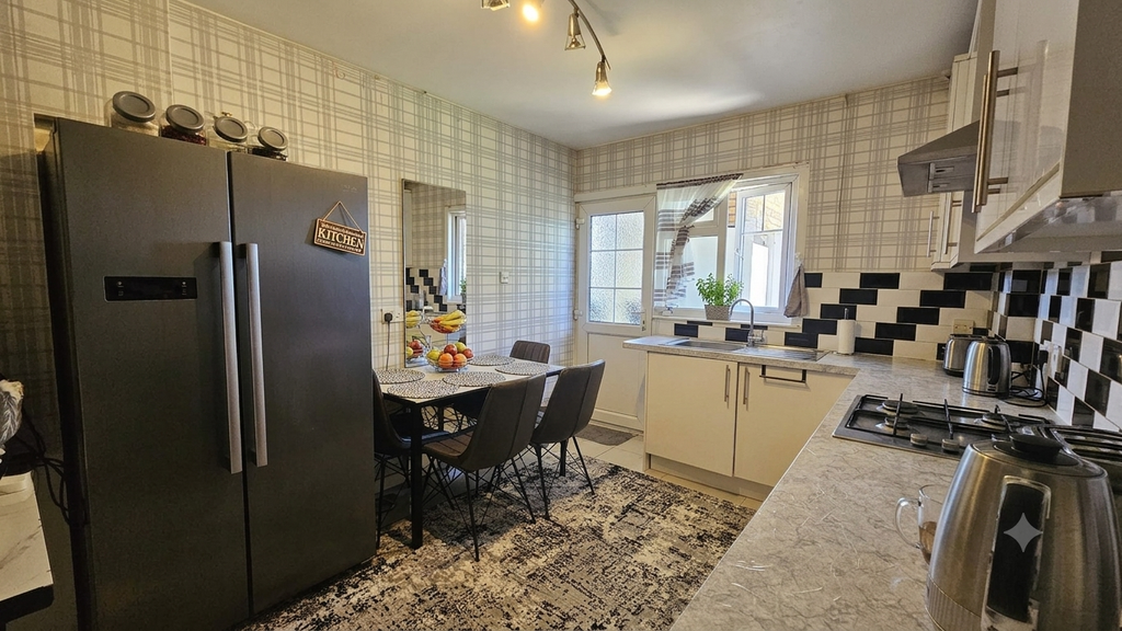 Property photo 3 of 8 Kitchen