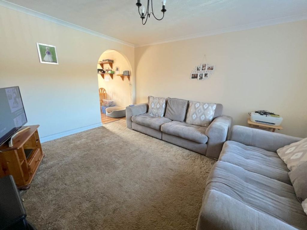 Property photo 2 of 10 Lounge