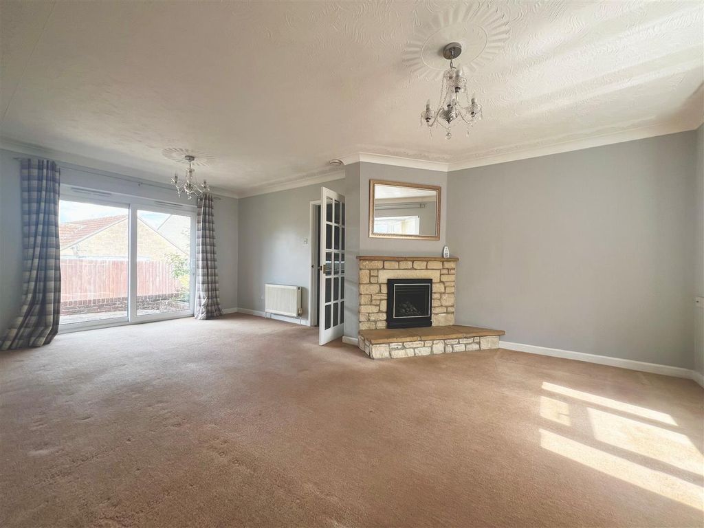 Property photo 2 of 10 Sitting/Dining Room