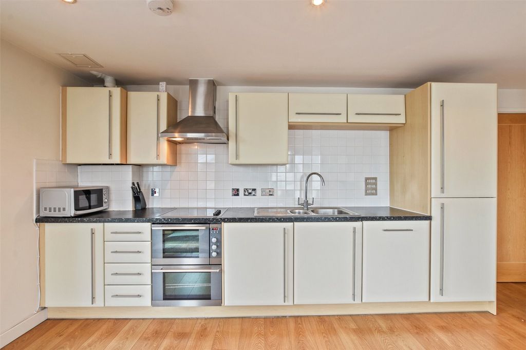 Property photo 2 of 10 Kitchen