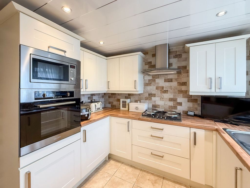 Property photo 3 of 12 Kitchen