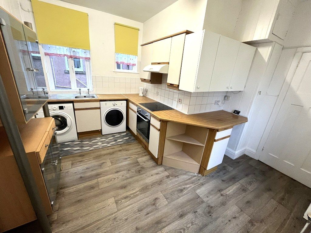 Property photo 3 of 8 Kitchen