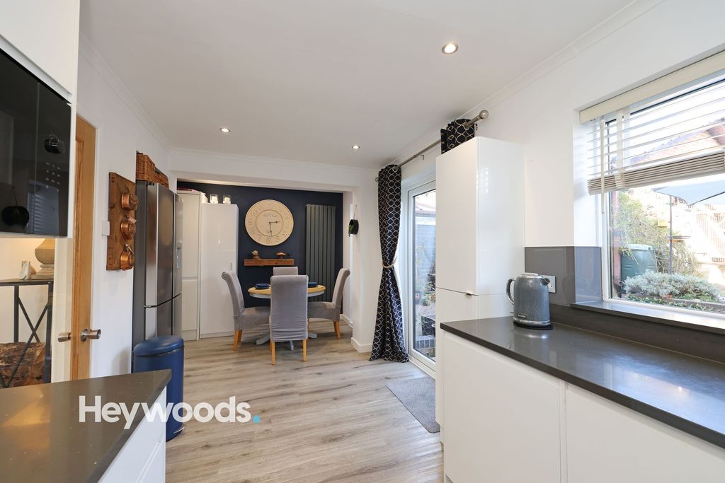 Property photo 3 of 34