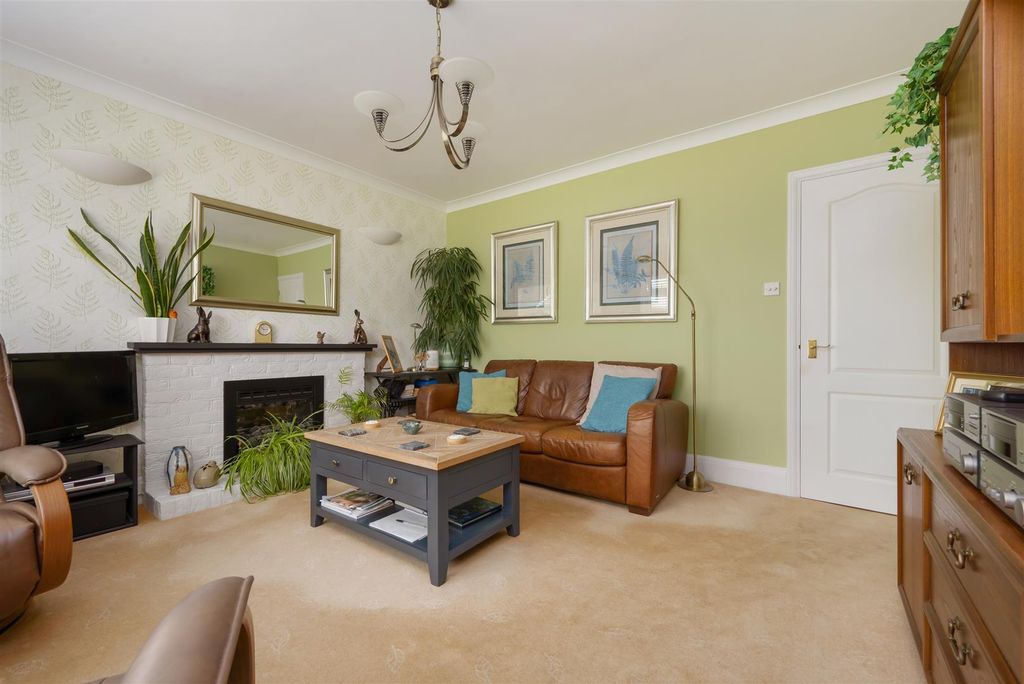Property photo 3 of 15 Millstrood Road, Whitstable