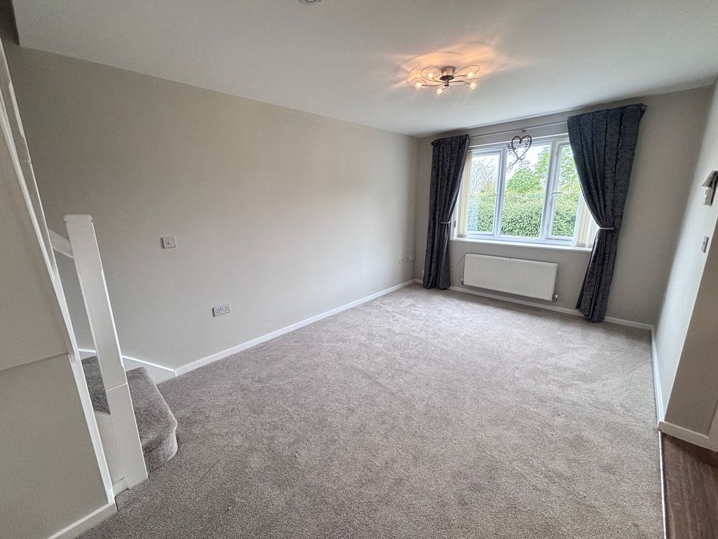 Property photo 3 of 6 Living Room