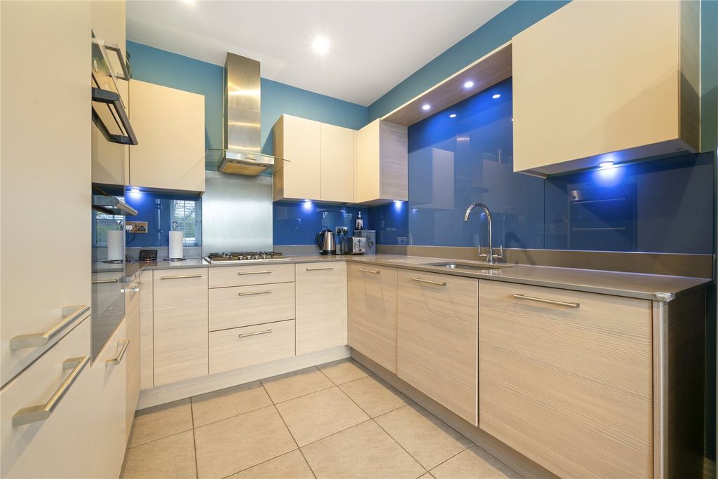 Property photo 3 of 12 Kitchen 1