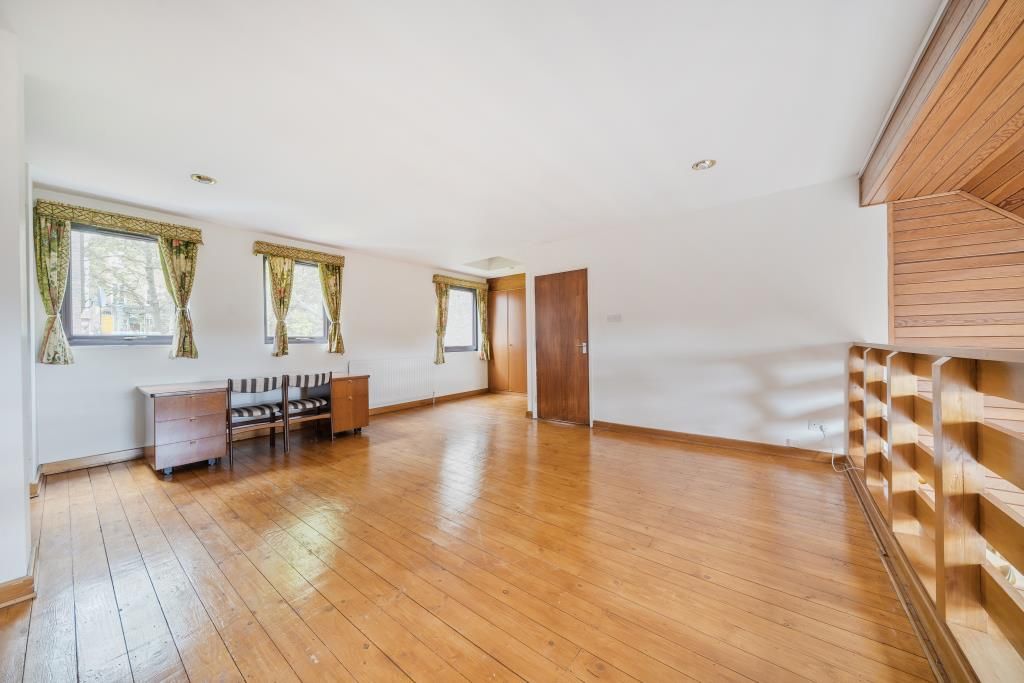 Property photo 3 of 20 Living Space