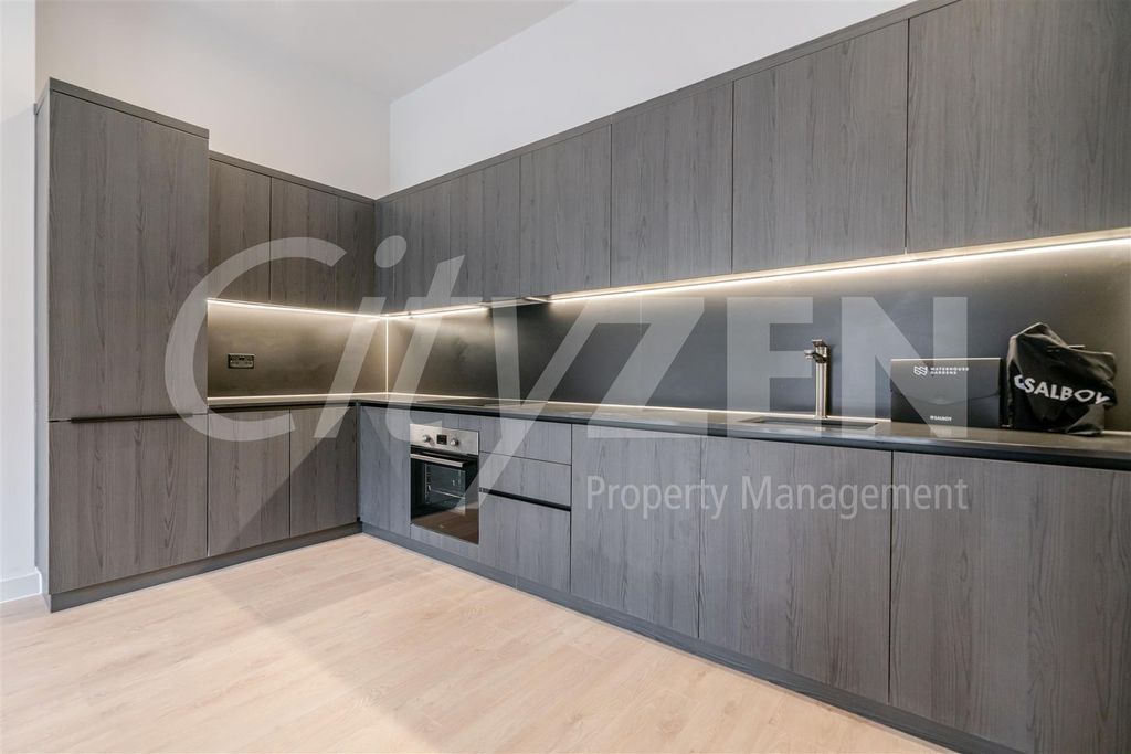 Property photo 3 of 33 Kitchen