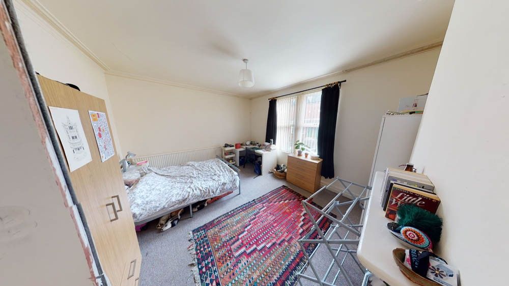 Property photo 2 of 5 Bright, Well-Presented Double Bedroom With A Comfo...