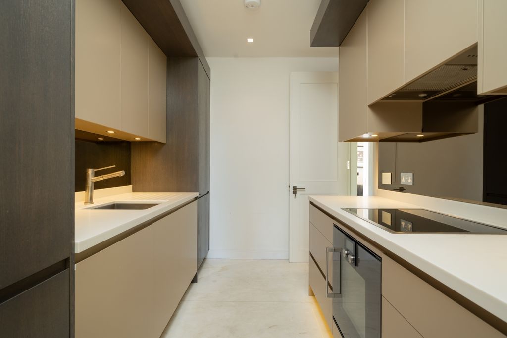 Property photo 2 of 19 Cadogan Sqaure 50...