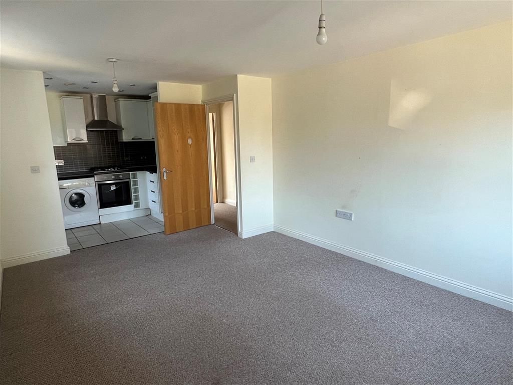 Property photo 3 of 8 Kitchen/Lounge