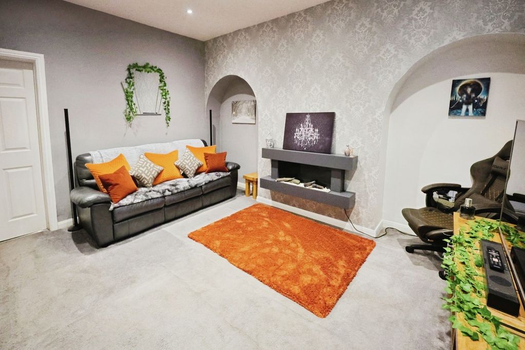 Property photo 3 of 12 Pbox-Img.Jpg