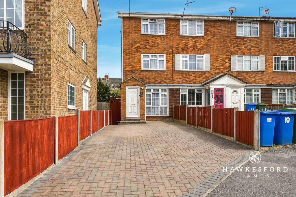Property photo 1 of 17 Periwinkle Close, Sittingbourne - Front
