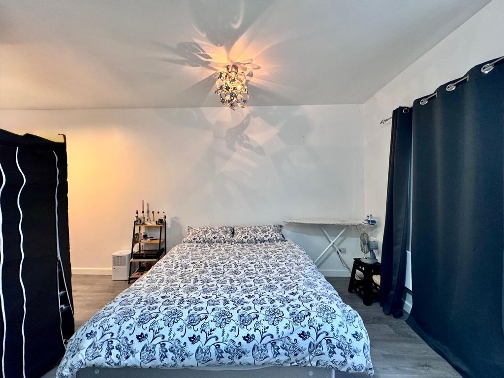 Property photo 2 of 6 Flat 2 3 Eastcote Road (5)