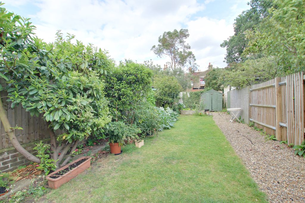 Property photo 2 of 12 Garden 1