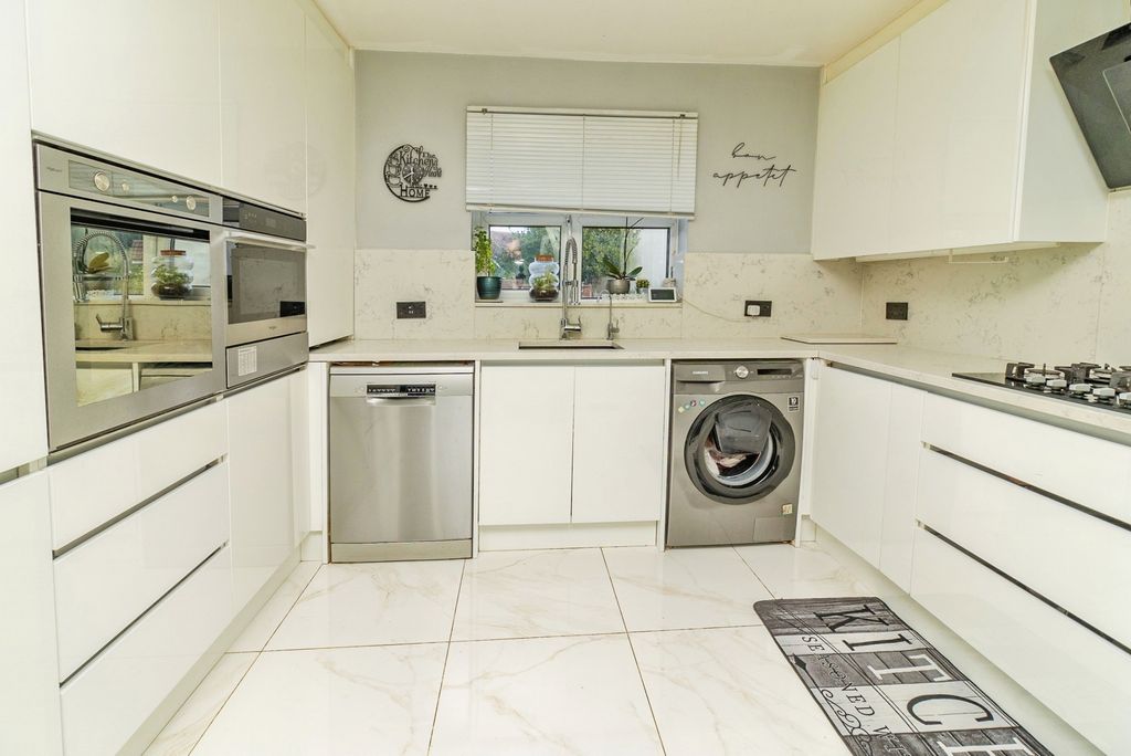 Property photo 3 of 17 Photo