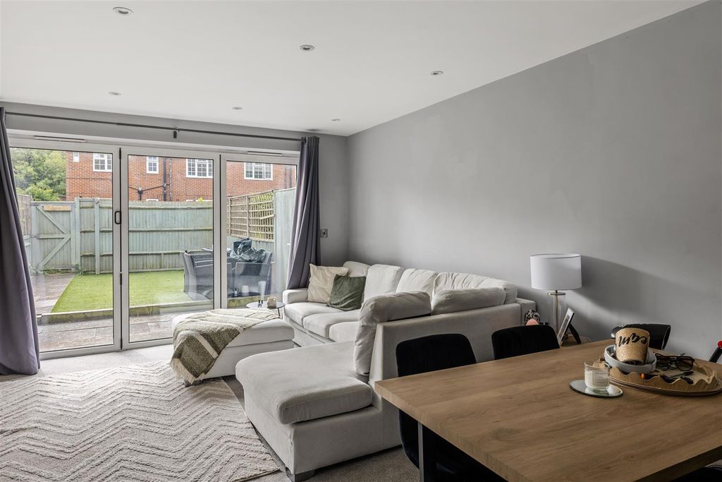 Property photo 3 of 17 3 Henry Mews-15.Jpg