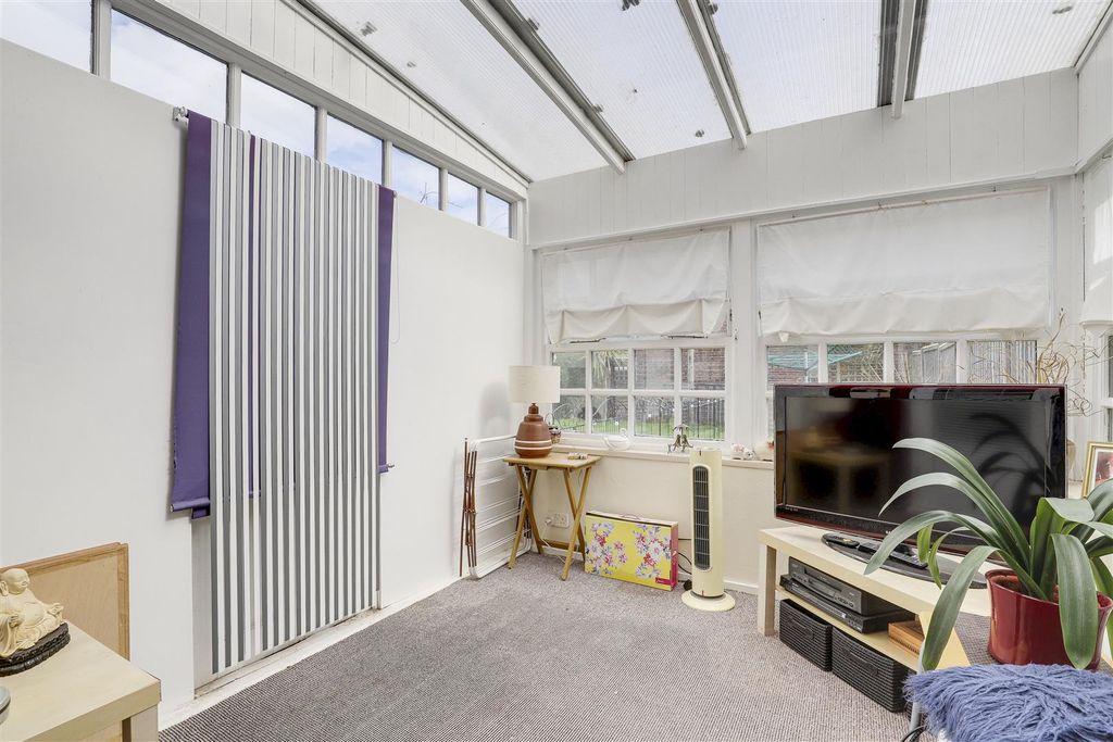 Property photo 3 of 17 10533.Jpg
