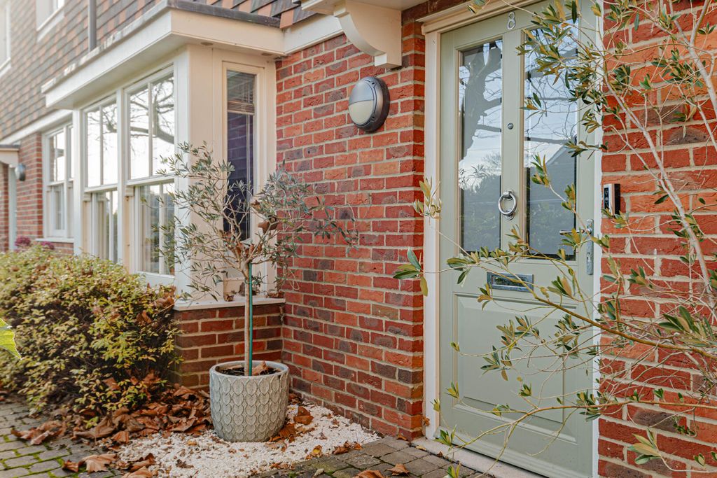 Property photo 2 of 25 Front (Exterior)