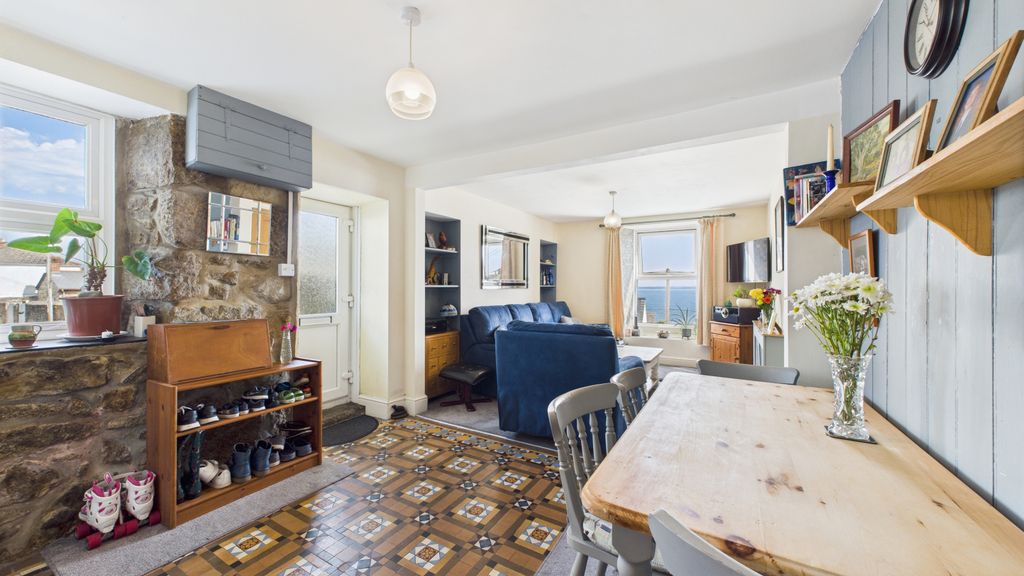 Property photo 3 of 11 Gallery