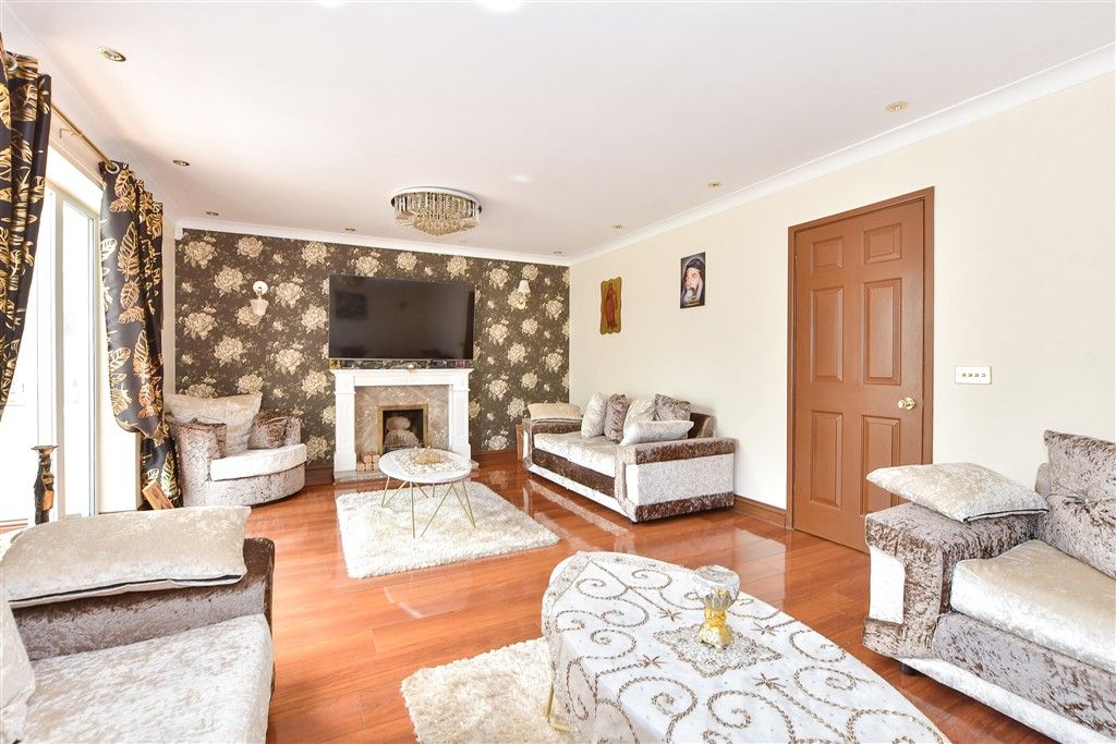 Property photo 3 of 14 Lounge