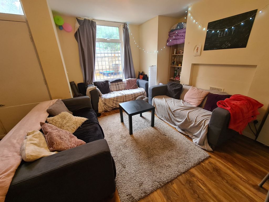 Property photo 3 of 14 A Welcoming And Well-Maintained Living Room Featur...