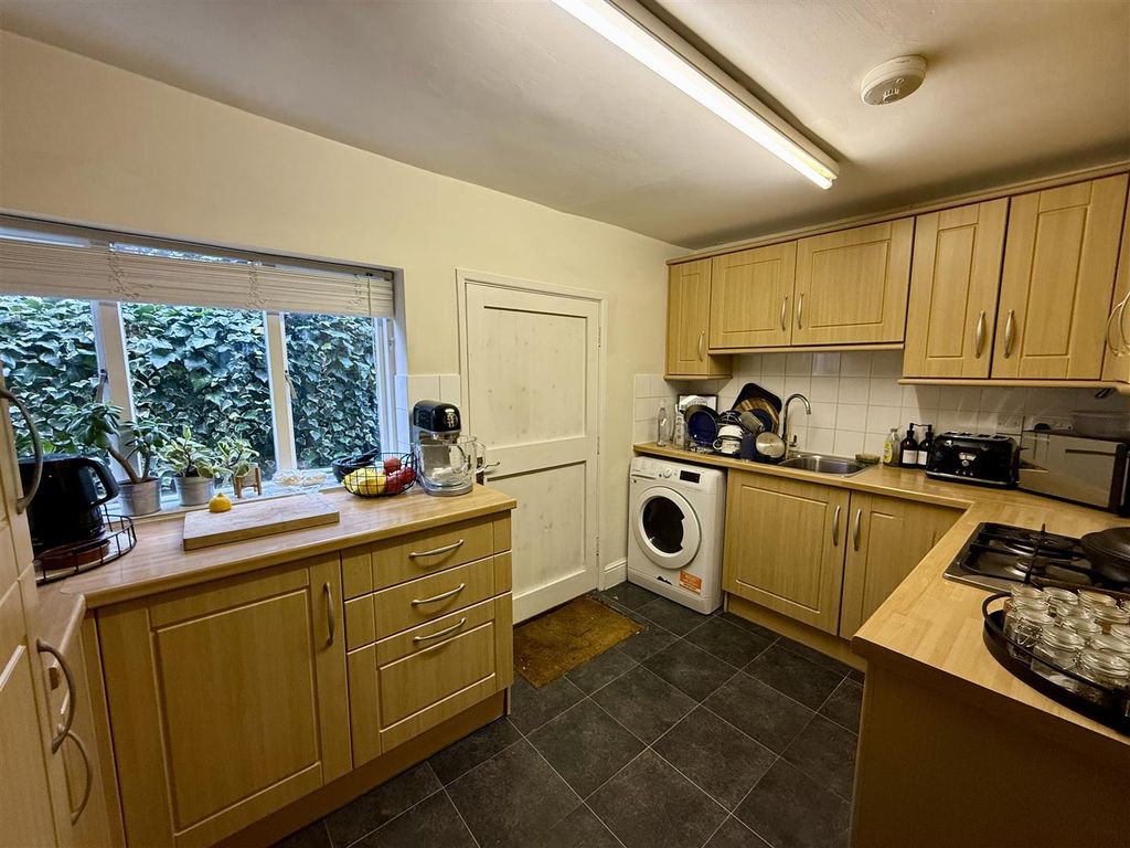 Property photo 3 of 10 Kitchen