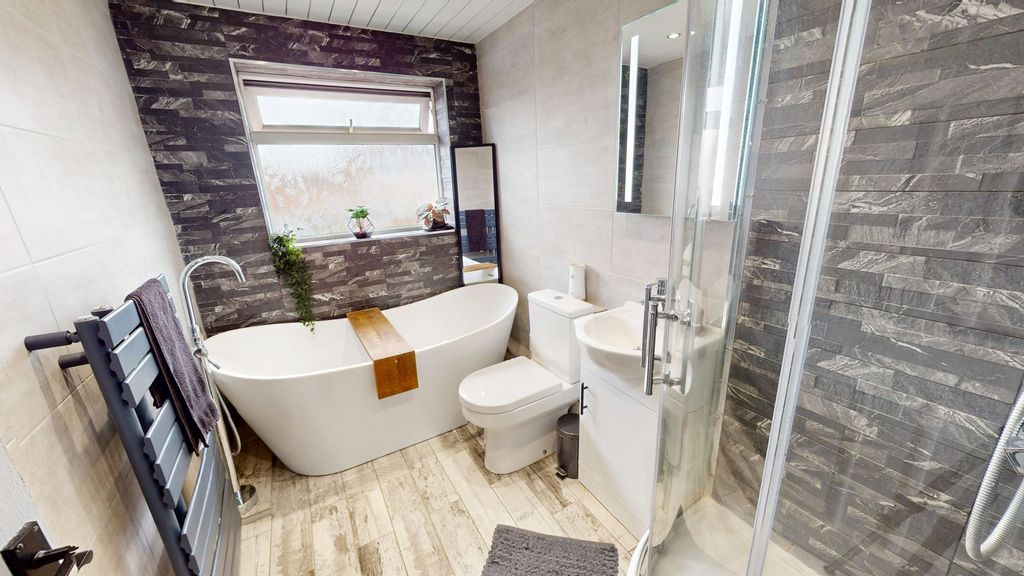 Property photo 3 of 14 Bathroom