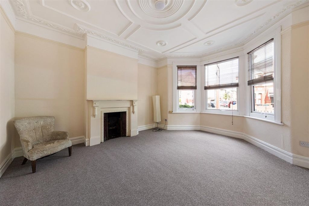 Property photo 2 of 25 Hale End Road, E4