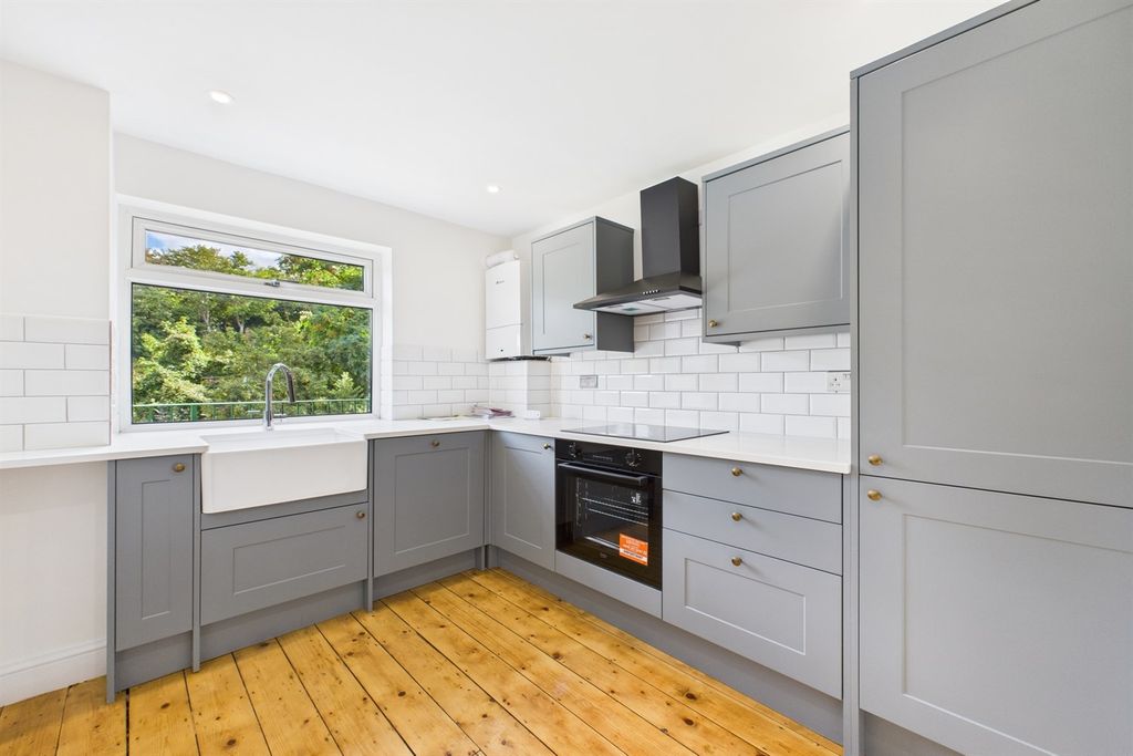 Property photo 2 of 11 Kitchen