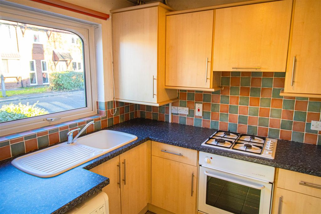 Property photo 3 of 8 Kitchen