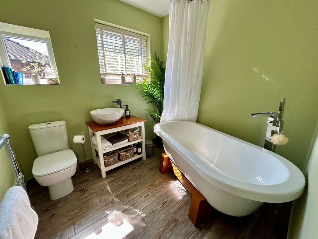 Property photo 3 of 23 Bathroom