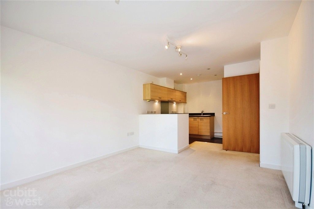 Property photo 2 of 8 Lounge/Kitchen