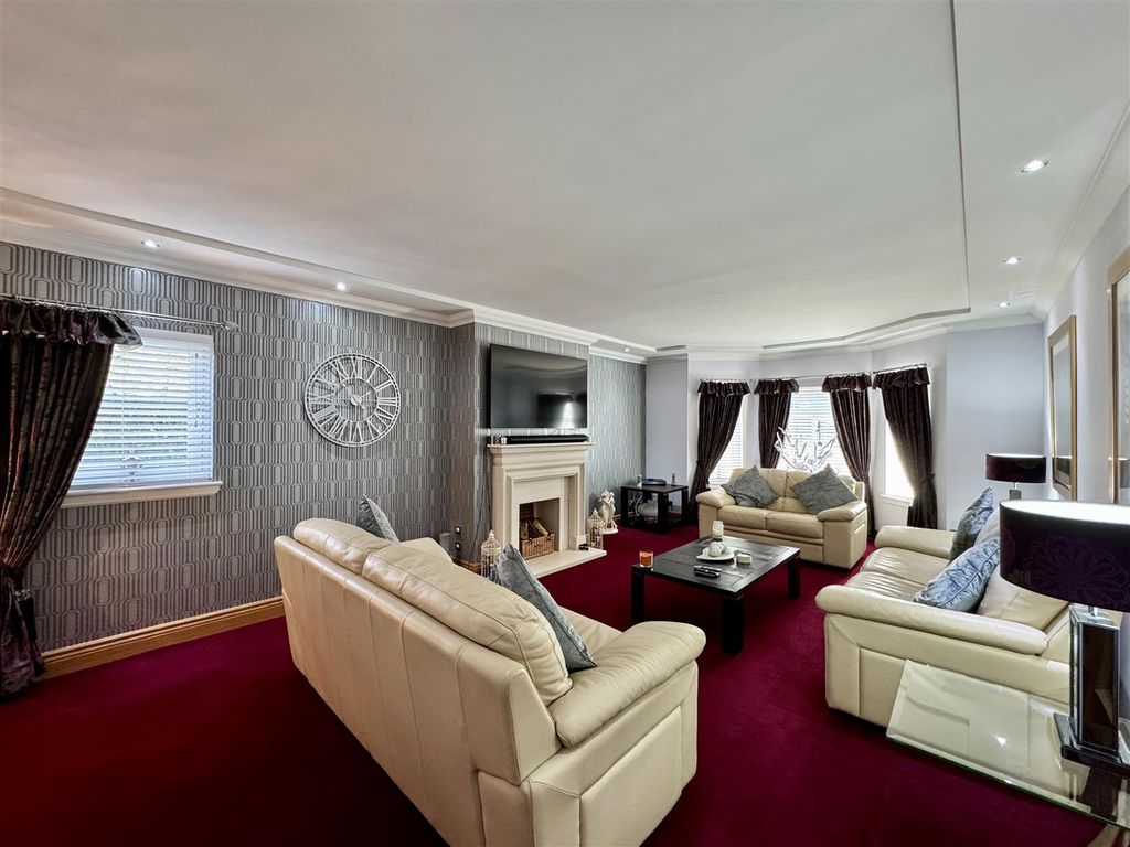 Property photo 3 of 42 Lounge