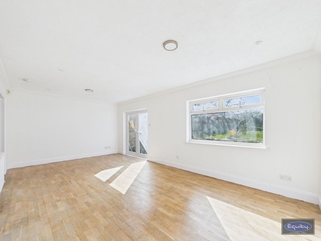 Property photo 3 of 25 Lounge