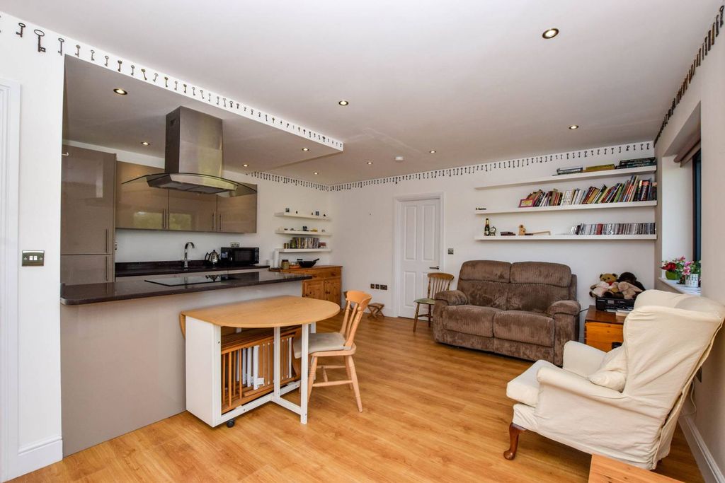 Property photo 2 of 8