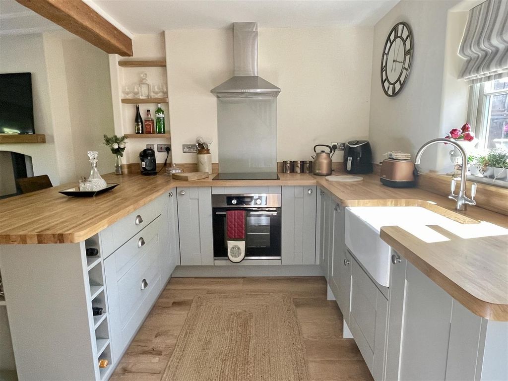 Property photo 2 of 8 Kitchen