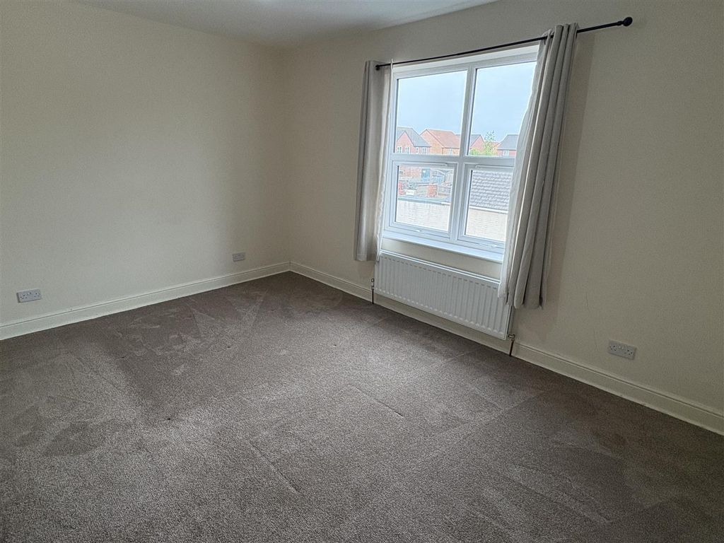 Property photo 3 of 5 Bright, Spacious Bedroom With Neutral Decor In Neu...