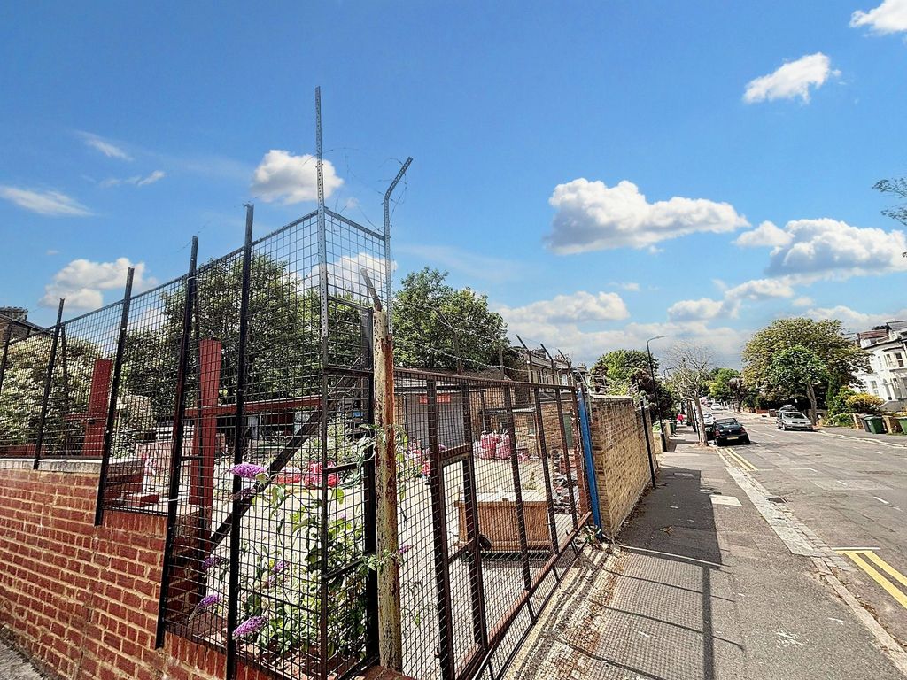 Property photo 2 of 7 Wallwood Rd E11
