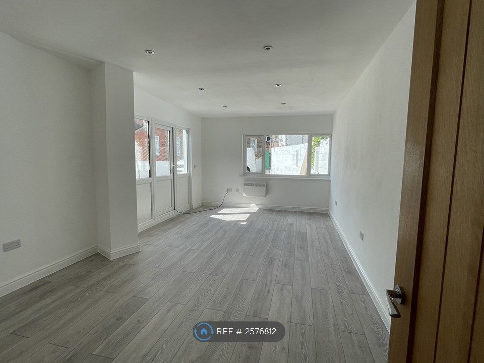 Property photo 2 of 9 Large Living Space (Emptied Room)