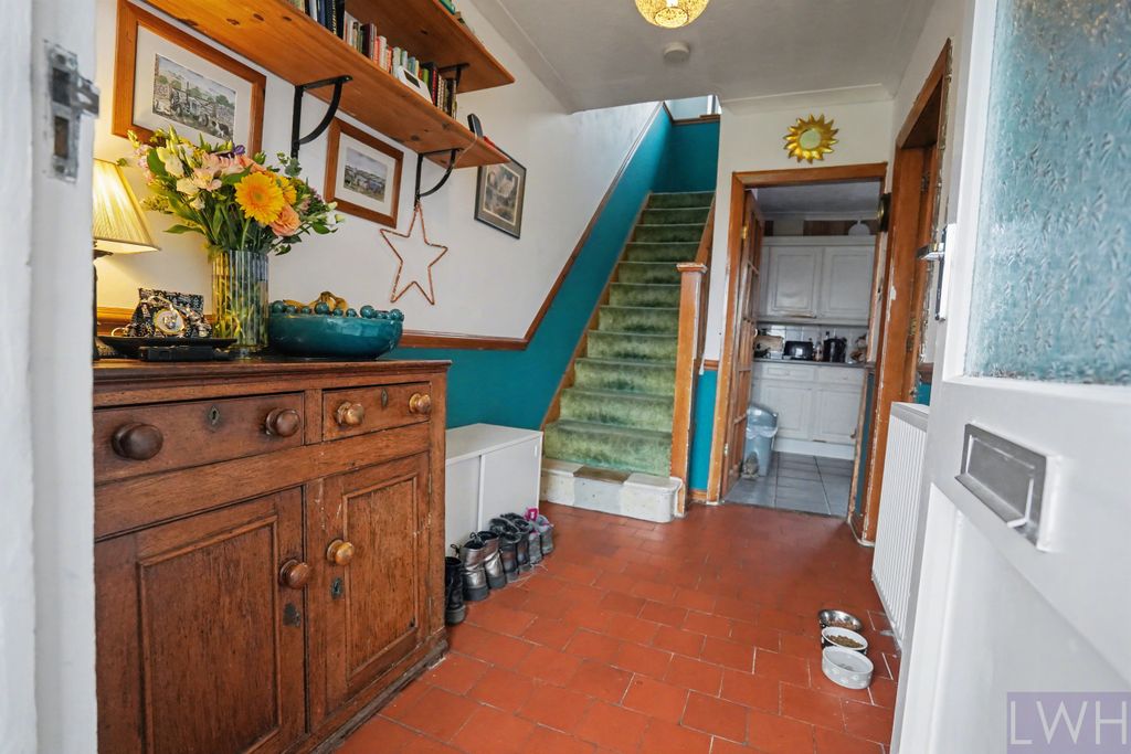 Property photo 3 of 18 Entrance Hallway