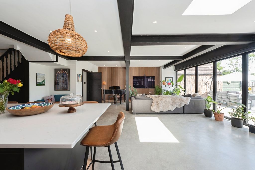 Property photo 2 of 23 Kitchen/Dayroom