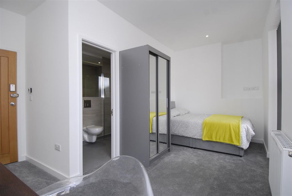 Property photo 3 of 10 34Bayswaterrd011.Jpg