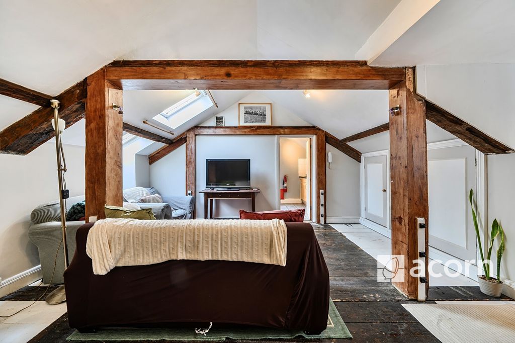 Property photo 1 of 17 Lounge (3)