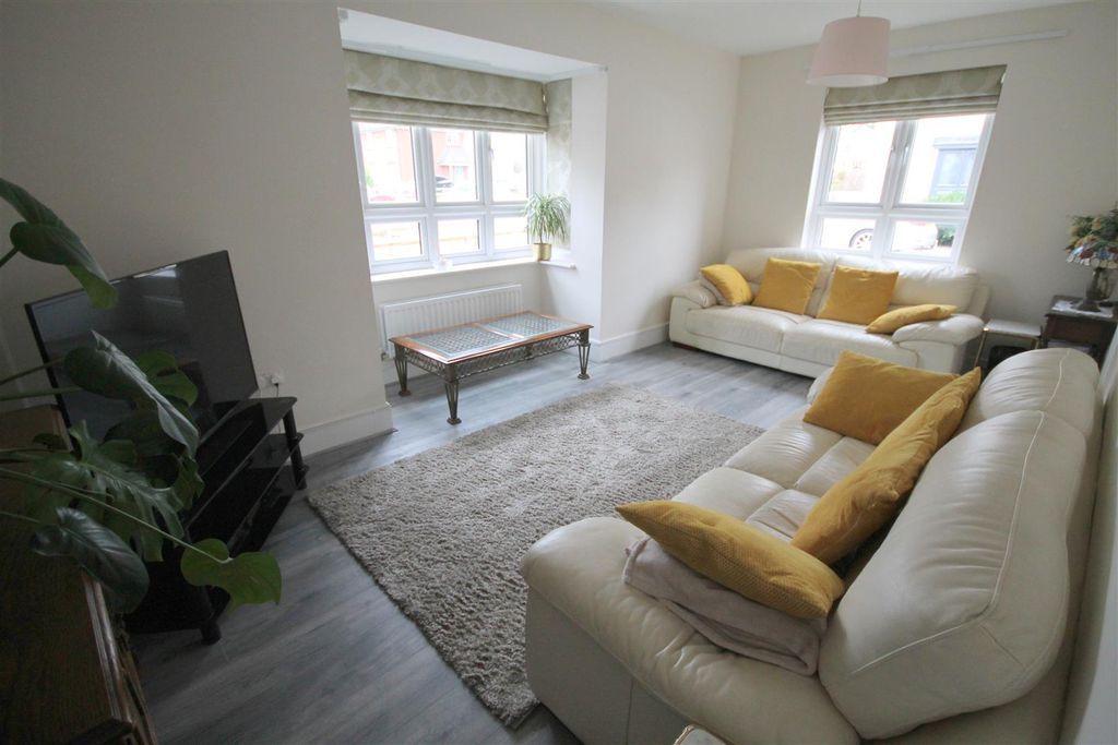 Property photo 2 of 26 Pw Lounge ii.Jpg
