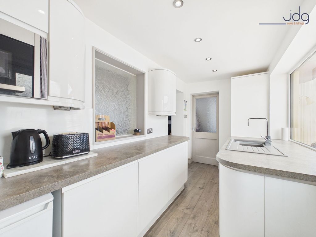 Property photo 3 of 18 Kitchen