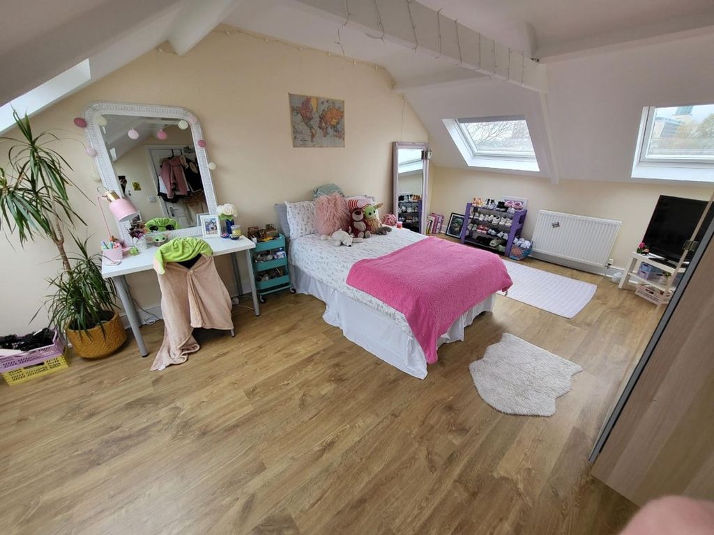 Property photo 2 of 15 This Charming Double Bedroom Features Ample Natura...
