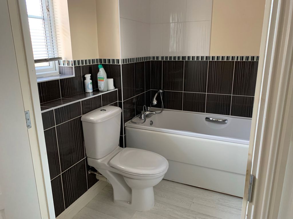 Property photo 2 of 8 Bathroom