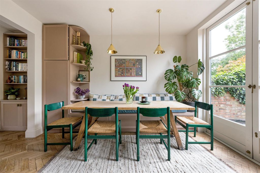 Property photo 3 of 33 Nelson Road, E4